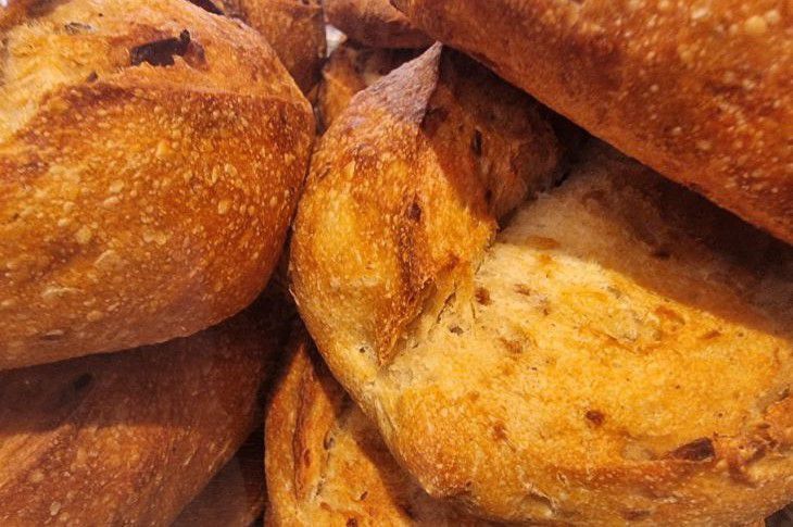 Как разогреть выпечку правильно: не засохнет и останется воздушной