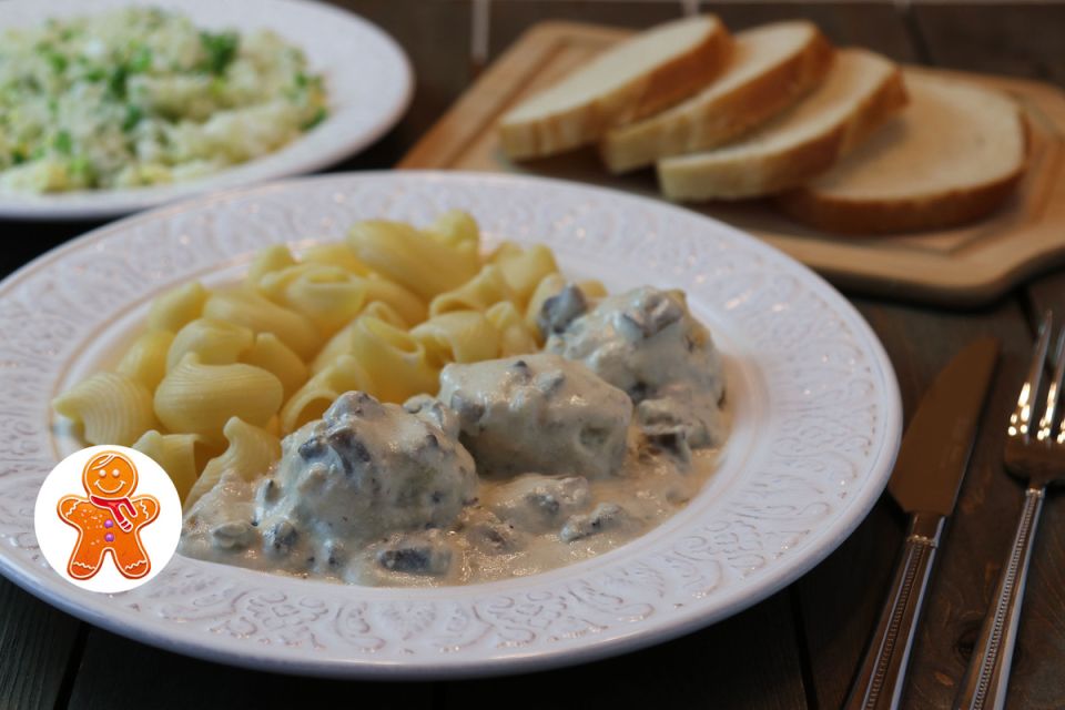 Гармония вкуса: как приготовить биточки в сливочно-грибной подливе