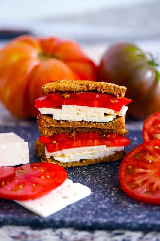 Сэндвич с сыром фета и помидорами: удивительный вкус за считанные минуты