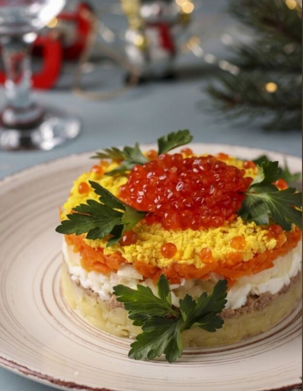 Салат с тунцом и красной икрой: праздник на вашем столе