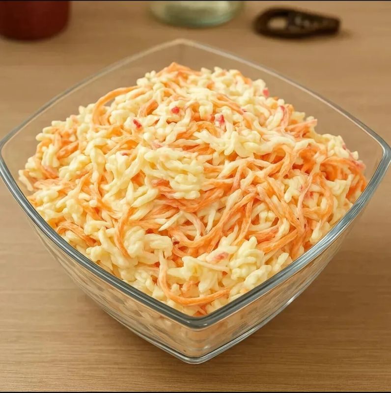 Новый взгляд на классический салат: крабовые палочки, сыр и морковь в одном блюде