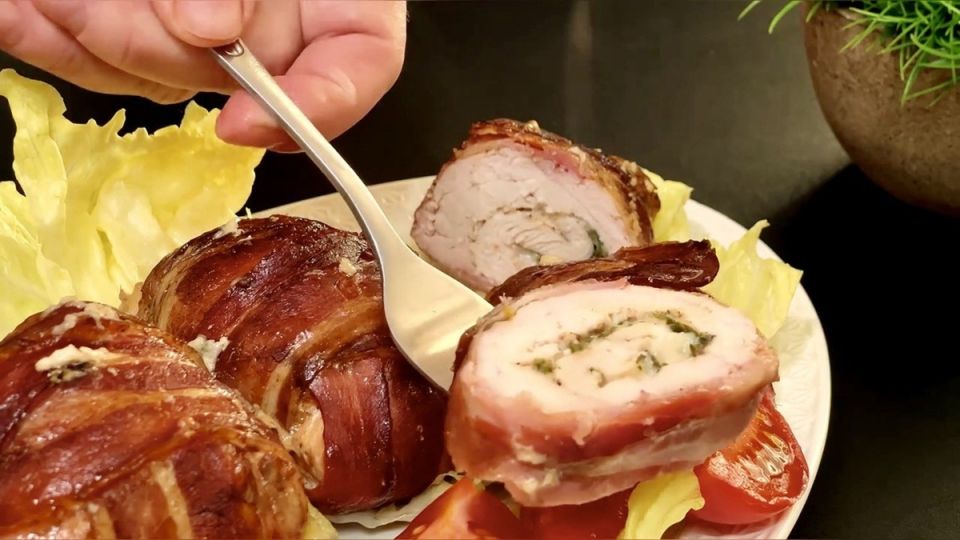 Нежные куриные рулетики с беконом и моцареллой