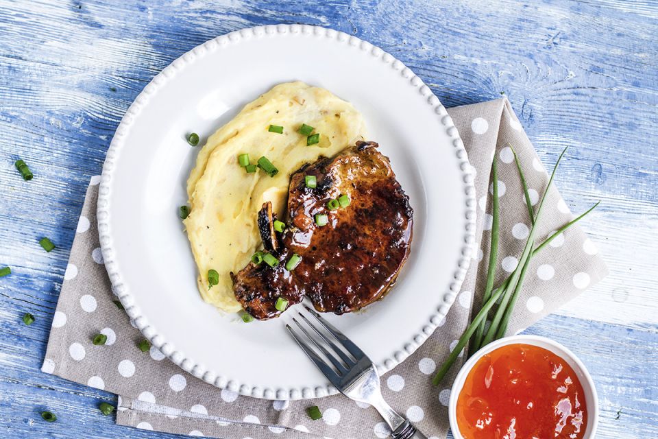 Свиной карбонад в абрикосовом джемe с луковым картофелем на сковороде