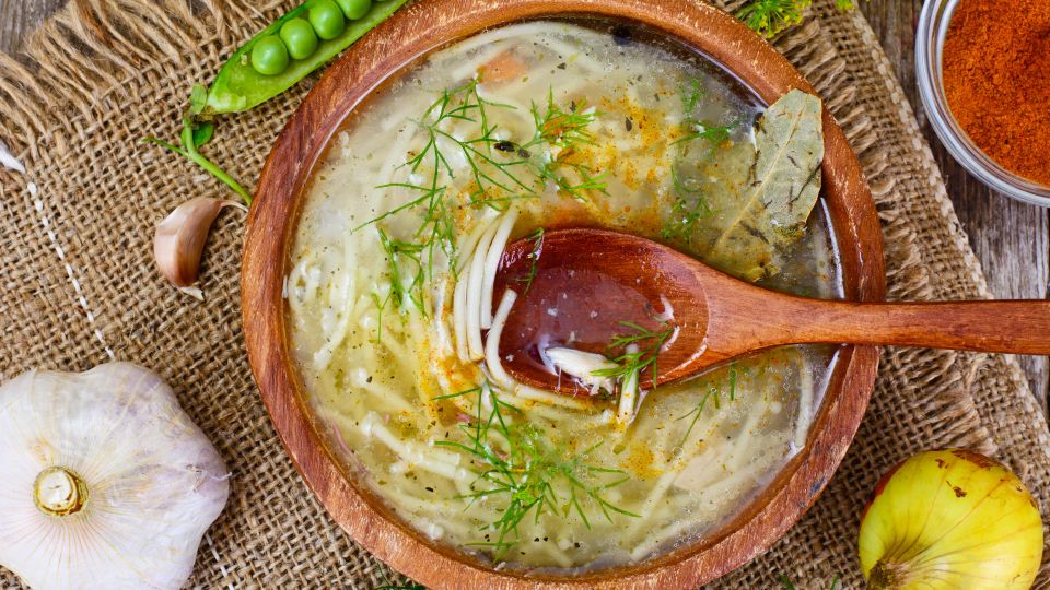 Когда некогда варить борщи: невероятно простой и вкусный суп из трех продуктов