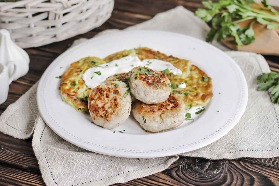 Куриные котлеты с кабачковыми оладьями: вкусно и полезно