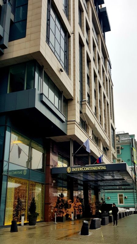 Фестивальный завтрак и интерьер в АртБаре отеля