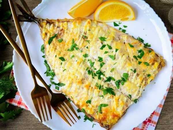 Запеченная скумбрия: деликатес под сырной корочкой