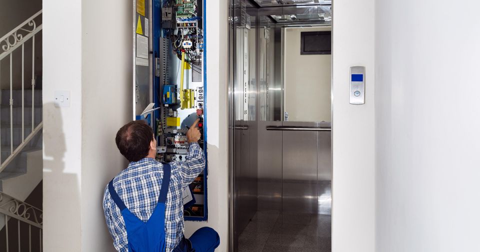 Компании без долгов и опыта не смогут обслуживать лифты